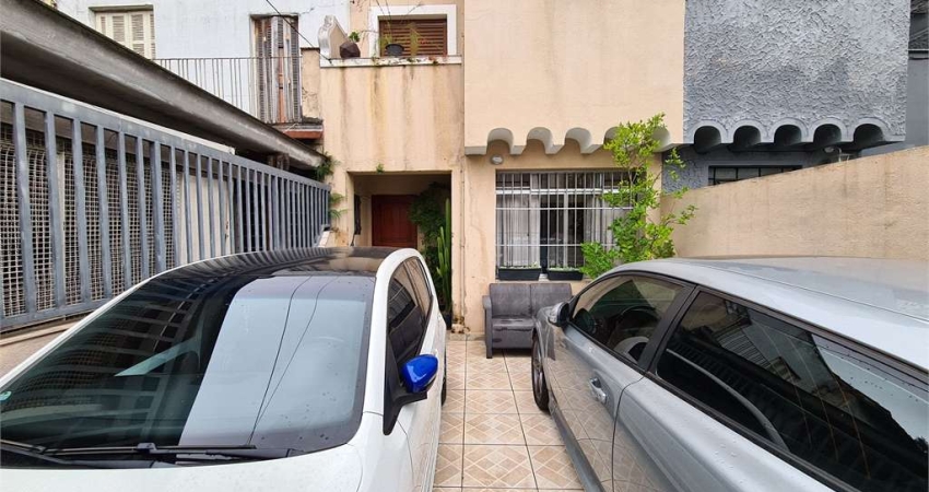 Oportunidade Única na Vila Mariana – Sobrado Residencial ou Comercial para venda na Rua Pelotas