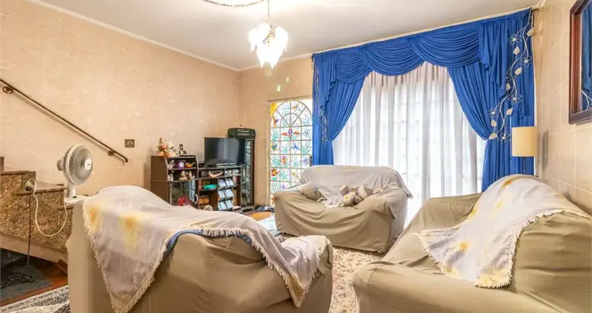 Casa de 238m² na Aclimação, com Sala Ampla, Quintal, 3 dorms e 2 Vagas. Localização próxima ao Metrô