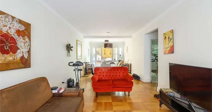 Sobrado 200m2, 3 dormitórios, 1 suíte com closet, quintal, 3 vagas, na aclimação.