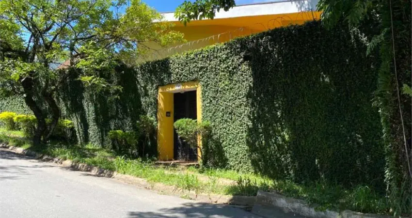 Excelente residência com 349m² em rua arborizada e muito cobiçada na região do Morumbi.
