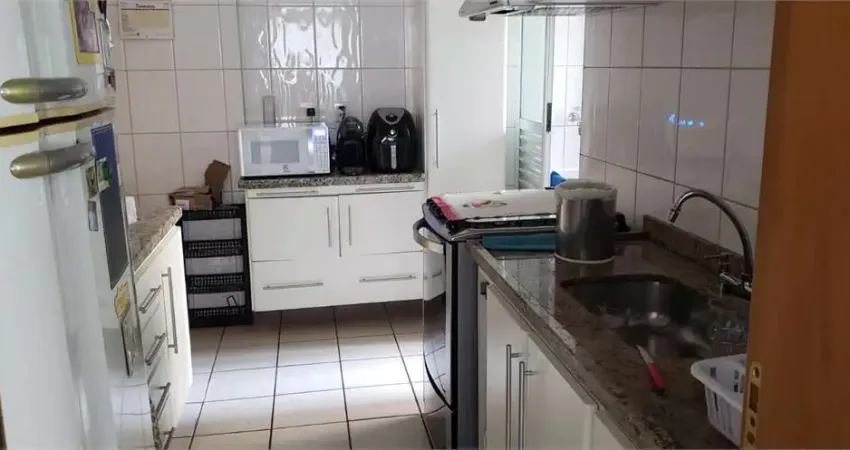 700m do metrô Praça da Árvore, com 3 dorms, sendo 1 suíte