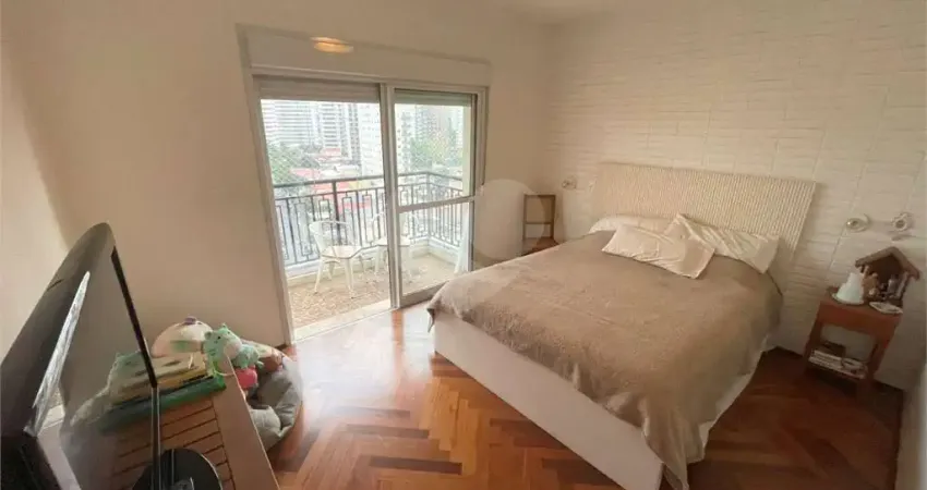 Apartamento a venda na aclimação de 227m², 4 suítes e 4 vagas, seminovo.