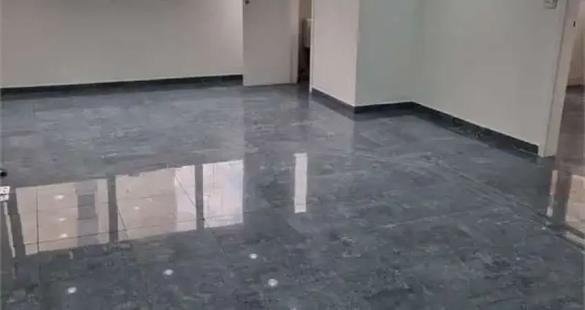 Sala Comercial recém reformada a 700 metros da estação no Paraíso