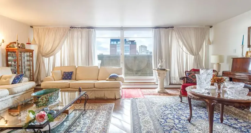 Apartamento em andar alto com varanda no Jardim América
