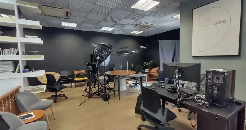 Casa Comercial 213 m² – Vila Mariana | Próximo ao Metrô com 6 Vagas e Fachada Imponente
