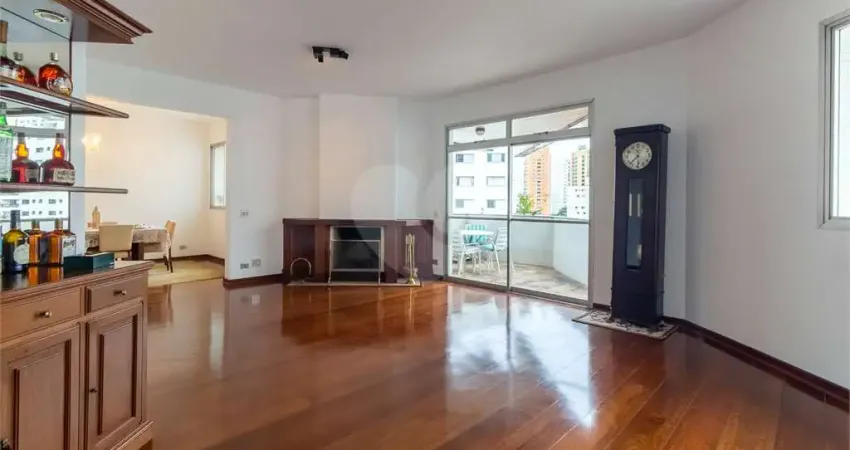 Ótimo apartamento em moema pássaros, 1 por andar, fora da rota dos aviões, tem 244 m² de área útil, 4 quartos 2 suítes 3 vagas.