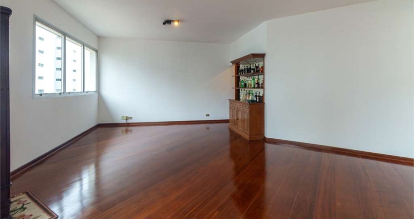 Apartamento alto padrão em Moema Pássaros.  Preço atrativo . Proximo ao Ibirapuera.