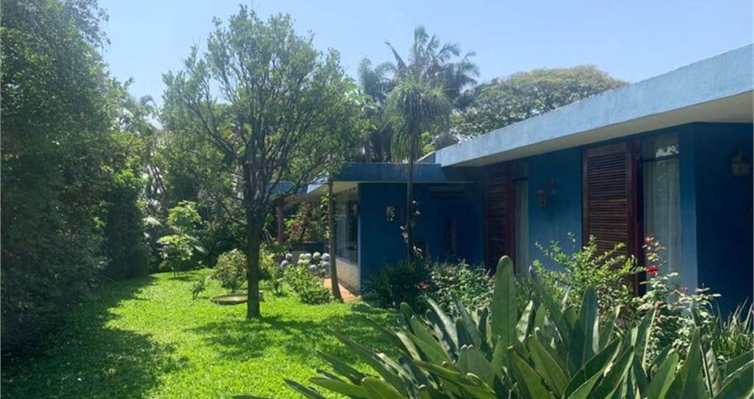 Casa no Morumbi em amplo terreno próxima ao Colégio Porto Seguro