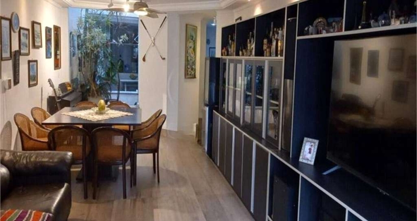 Sobrado de 290m2  com 4 dormitórios, em condomínio de rua sem saída !