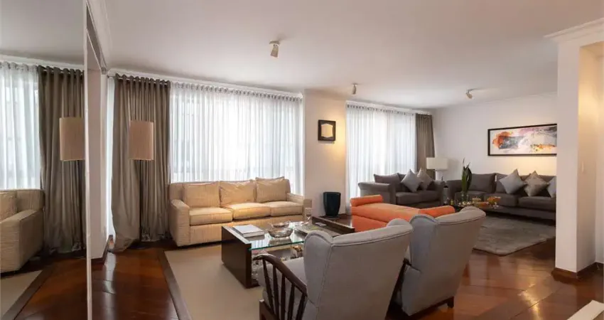 Apartamento reformado em quadra excepcional do bairro
