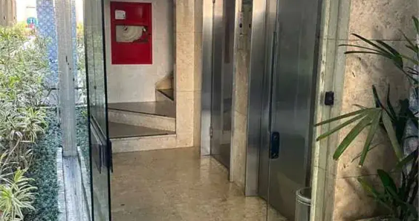 Amplo apartamento com 3 dormitórios a venda, 2 banheiros e 1 vaga individual e demarcada. amplo living em l!!