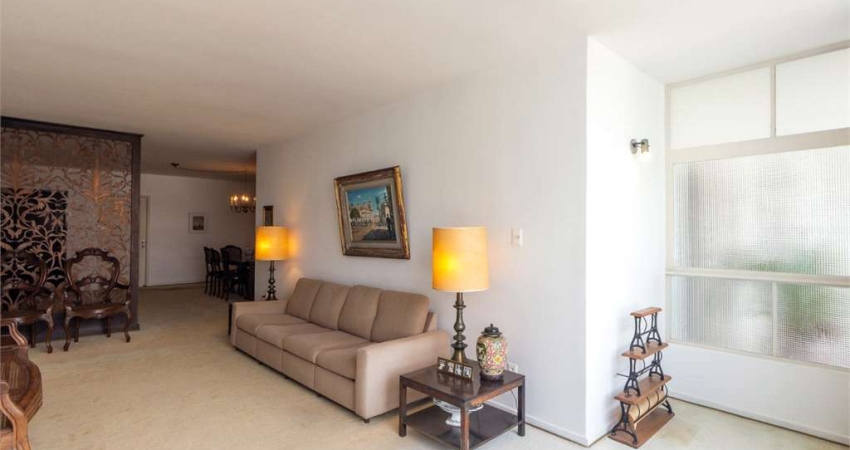 Jardim Europa- 186 mts, 3 dts, 1 suite, 1 vaga.
