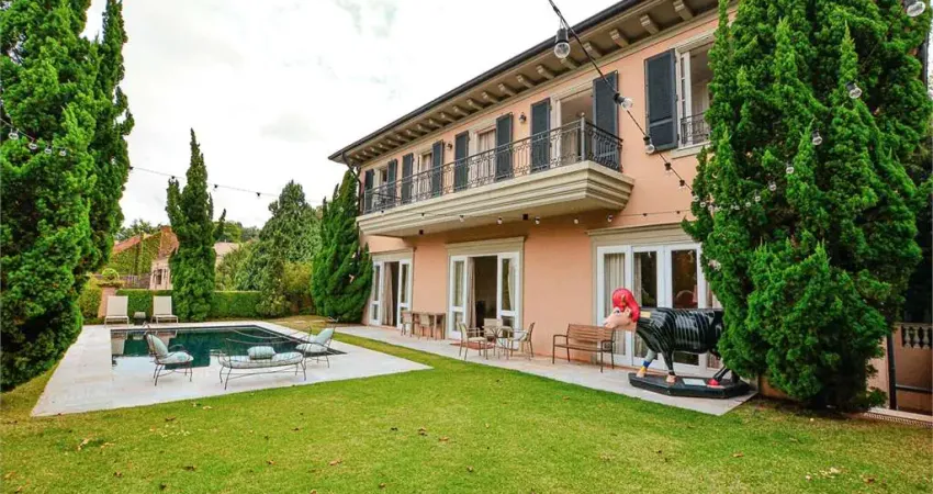 Finíssima residência de luxo e de muito bom gosto! Estilo Vila Toscana com linda vista panorâmica!