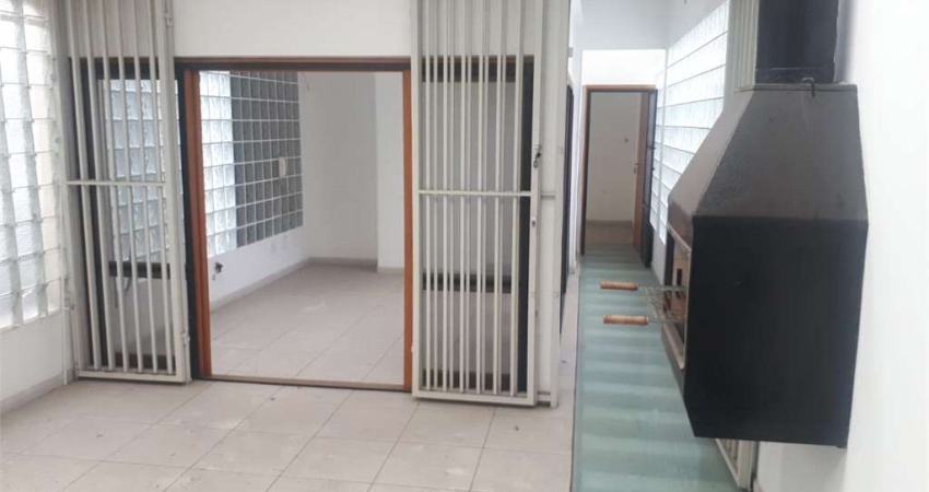 Casa residencial ou comercial reformada com 6 salas amplas + 2 vagas  !!!