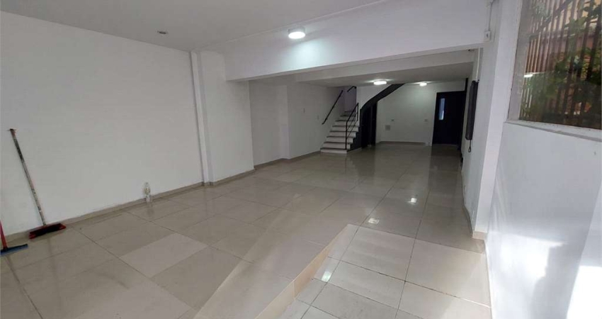 Amplo salão comercial, com dois banheiros, cozinha com coifa, com grande fluxo de carros e pedestres