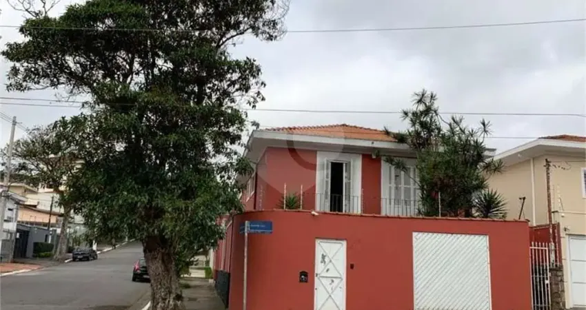 Excelente Imóvel de esquina, com 4 Dormitórios, 1 Suíte, Churrasqueira, Vaga para 3 carros.