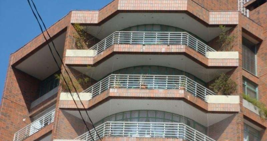 O prédio possui apenas 8 andares, sendo um apartamento por andar