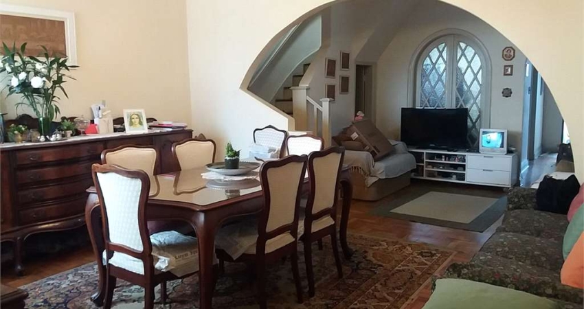 Casa espaçosa para reforma à venda – 318 m² de construção na região da Pacaembu!