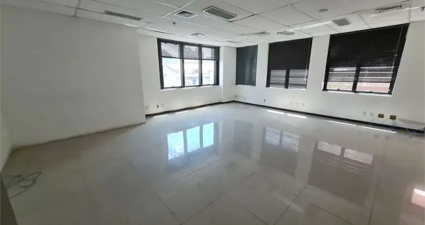 Sala ampla com 90 m² para locação em prédio de alto padrão nos Jardins.