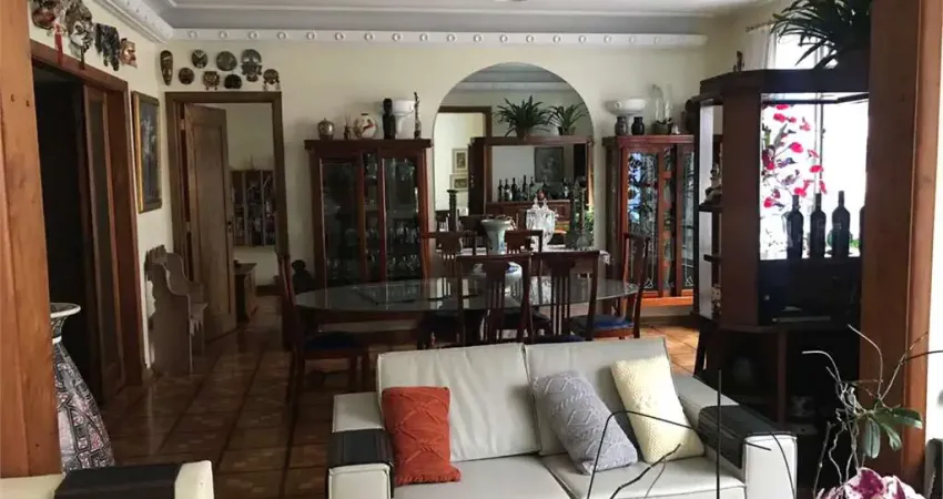 Apartamento de 345m2, 1 por andar.4 dormitórios (sendo 1 suite e 1 closet).