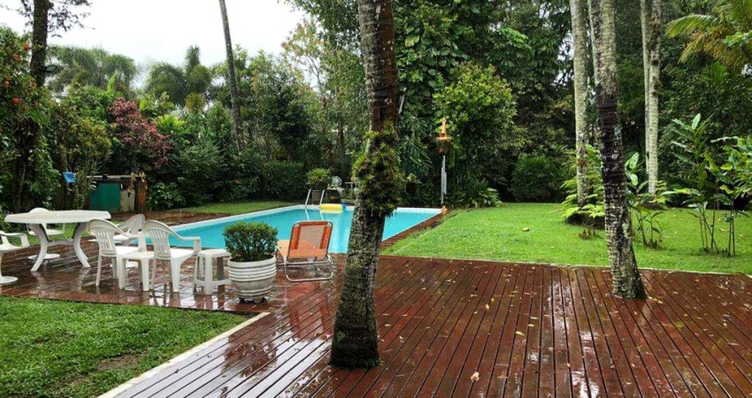 Linda casa com 4 suítes, 5 vagas, piscina ao lado da praia de Pernambuco!