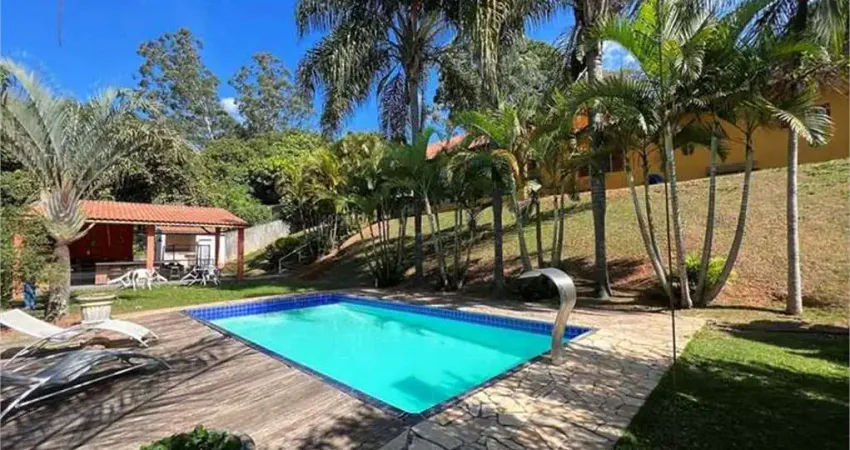Casa na Fazendinha com 4 dormitórios, 2 suítes, 5 banheiros, 6 vagas com Piscina, natureza e vista