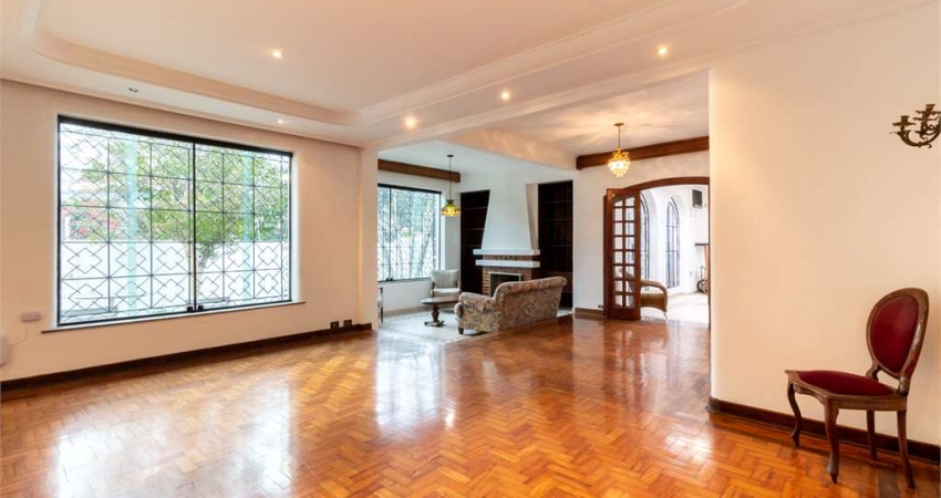 Casa Térrea à venda na Saúde c/285 m2 - Terreno de 392,50 m2 - 3 Quartos/2 Suítes/3 Vagas
