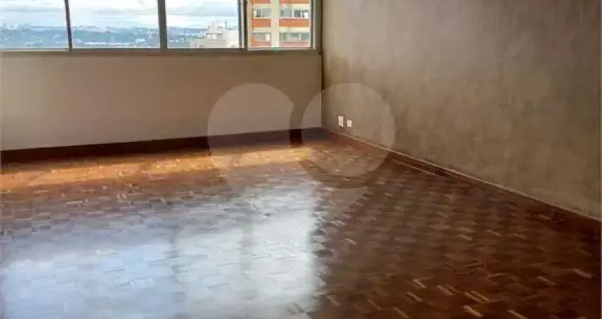 More em um bairro charmoso e ter o privilégio de caminhar 7 minutos a pé até o metrô vila madalena!! imóvel amplo à venda com 3 quartos, sendo 1 suíte, e 3 banheiros. para investidor.