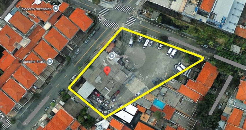 Terreno a venda de 2.266m² localizado a 600 m do Aeroporto de Congonhas e a 100 m da Av. dos Bandeirantes.