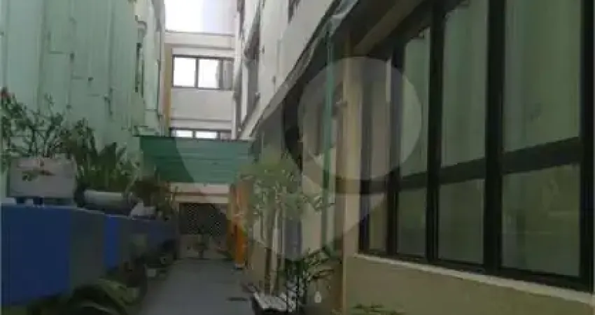 Prédio Comercial Grande à Venda na Saúde | Pronto para Escolas e Faculdades
