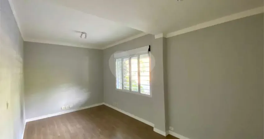 Apartamento no térreo com quintal no Jardim Europa.