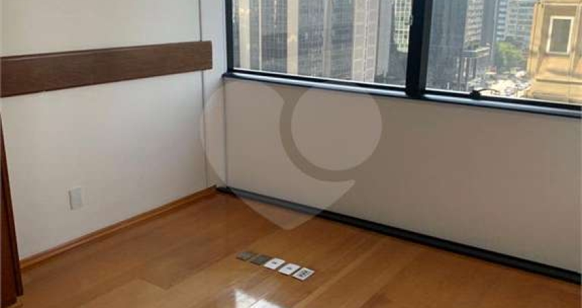 Sala comercial à venda ou locação na Av. Paulista, com 77m² e andar alto