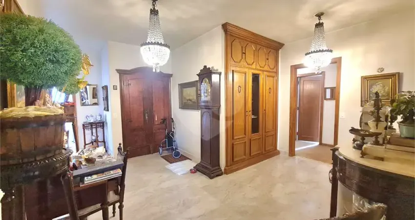 Apartamento de 235m² com 3 dormitórios, sendo 1 suíte, living com sala de jantar e 2 vagas