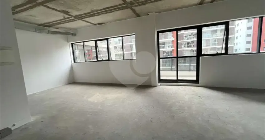 Sala comercial 78 m2 2 banheiros 2 vagas com ar, novo em prédio icônico