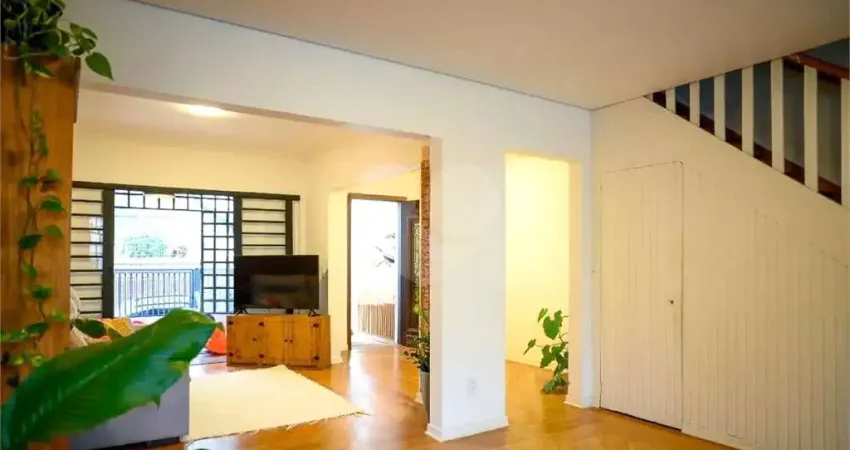 Sobrado com 4 quartos sendo 2 suítes, sala ampla com cozinha integrada, área de lazer e jardim