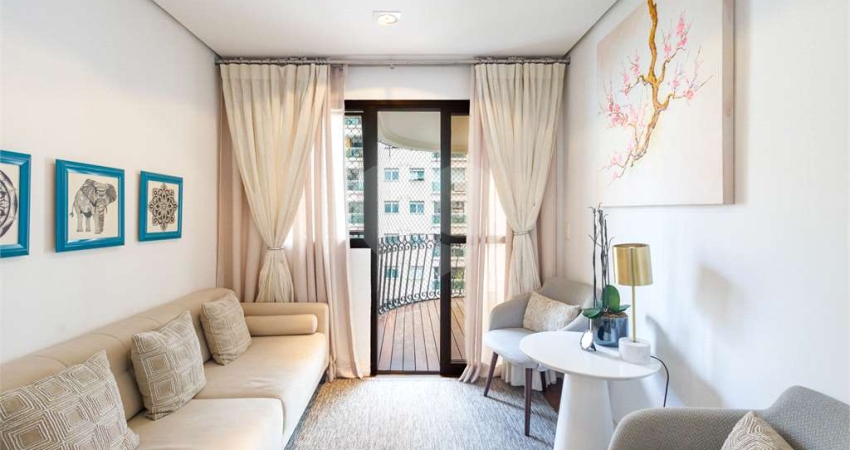 Apartamento reformado com 3 suites 2 vagas em Moema fora de rota