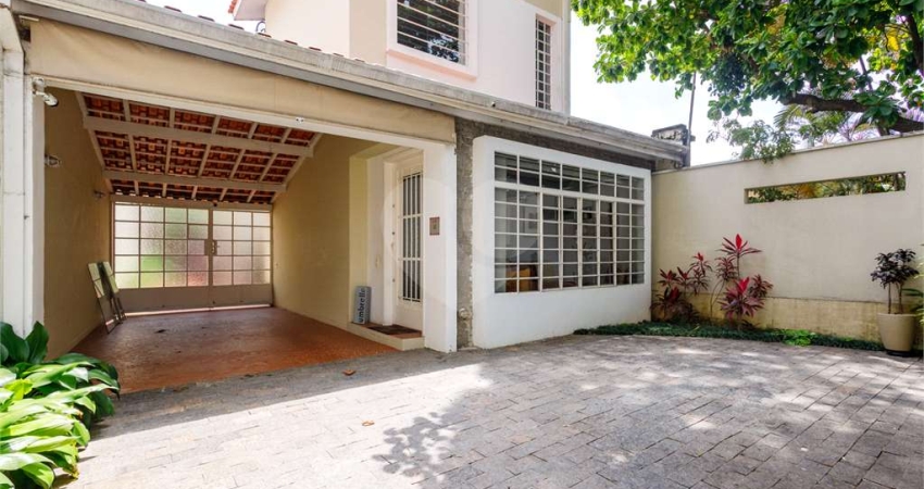 Lindíssimo sobrado com 180m²au, 240m² de terreno, 3 quartos, 1 suíte, 3 vagas ensolarado