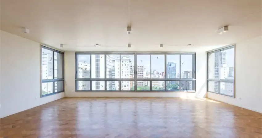 Alto padrão nos jardins! apartamento a venda com 235m²au, reformado, 3 suites e 3 vagas, andar alto com vista permanente.