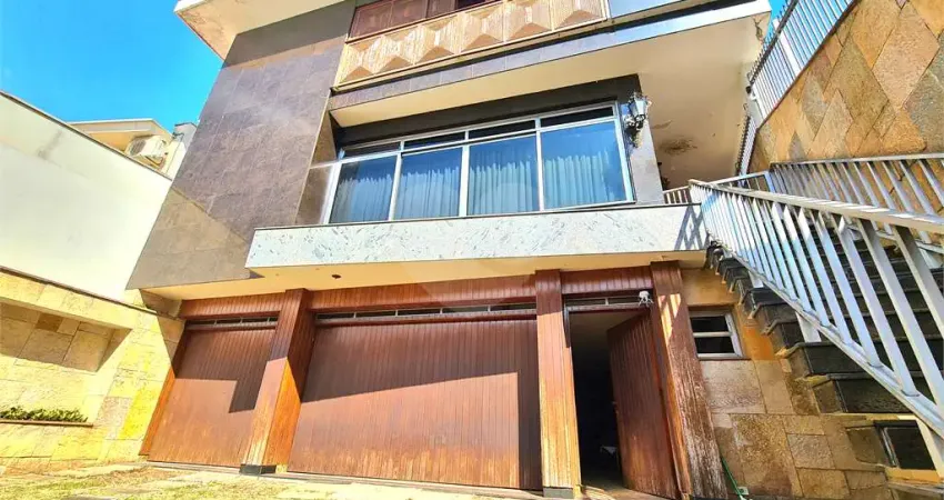 Casa com 4 dormitórios, 2 suítes, master com closet, living, quintal e muito mais!