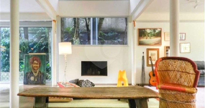 Casa com 3 quartos para alugar na Rua Bragança, --, Pacaembu, São Paulo