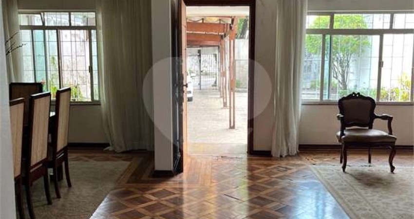 Sobrado de 400m2 de área útil, 6 dormitórios, living 4 ambientes, quintal, 6 vagas, no Planalto.