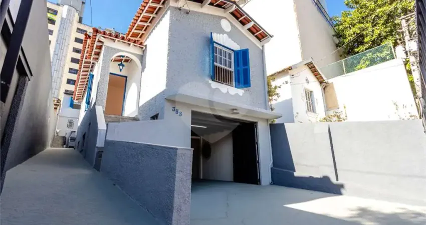 Casa de 266m² com muitos quartos, edícula e garagem pra 4 carros