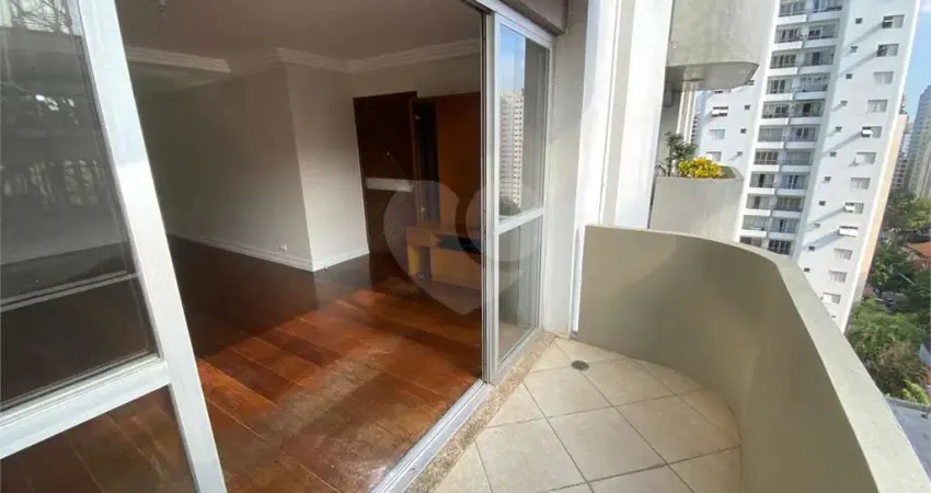 Apartamento todo reformado, com 120 m2, terraço, 3 quartos (1 suíte) e 2 vagas a venda em moema