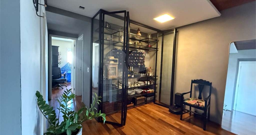 Apartamento á venda na Aclimação - São Paulo SP - 2 suítes, varanda gourmet, 2 vagas, lazer de clube