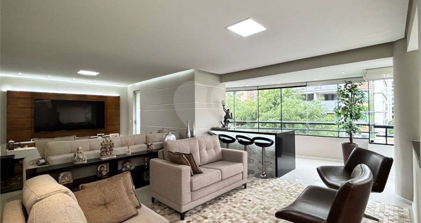 Ótimo apartamento com 162m², 3 suítes, 3 vagas, planta original com 4 dormitórios.
