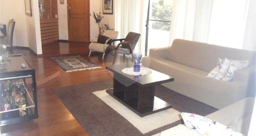 APARTAMENTO COM 155 M2 EM RUA TRANQUILA E ARBORIZADA , 3 DORMITÓRIOS, SENDO 1 SUITE E 2 VAGAS