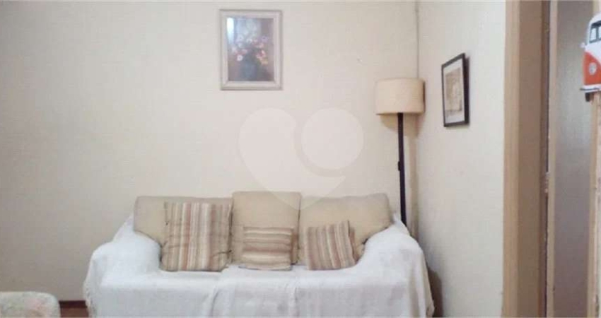 Casa térrea à venda de 78 m² de área útil e 148 m² de área total para demolição.