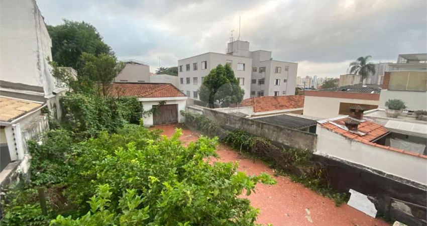 Sobrado com 4 quartos (1 suíte), jardim, quintal e 10 vagas de garagem a venda no Planalto Paulista