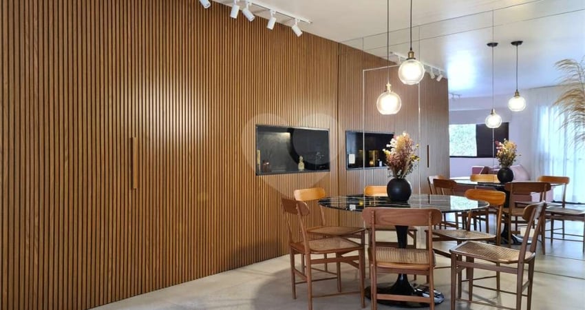 Apartamento a venda em Moema, terraço, sala ampliada, 2 quartos (1 suíte), ar-condicionado e 1 vaga