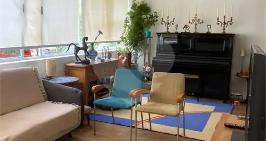 Apartamento à venda em Moema de 102m² com 3 quartos, 1 suíte e 1 vaga.